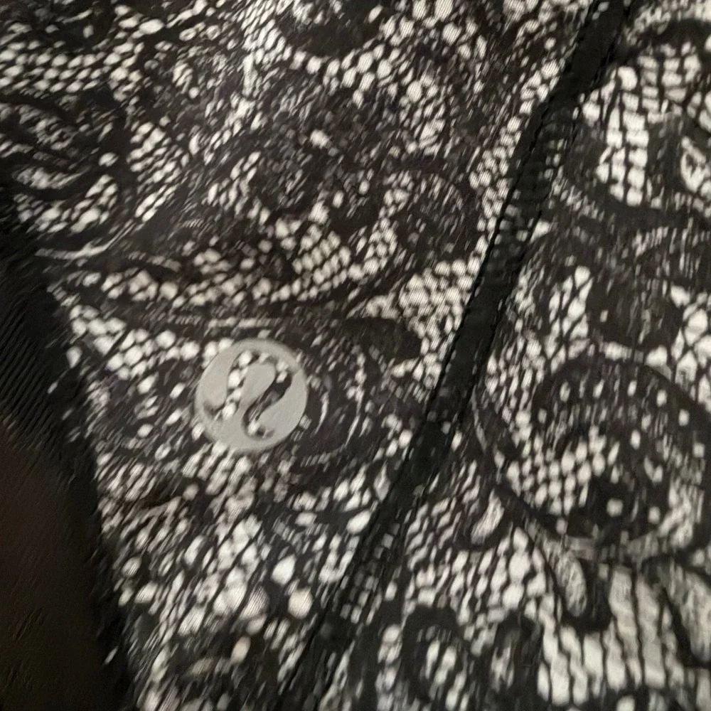 Lululemon Athletica Lace Print Running Shorts‎ Black White Mesh Trim Size 10 Reg